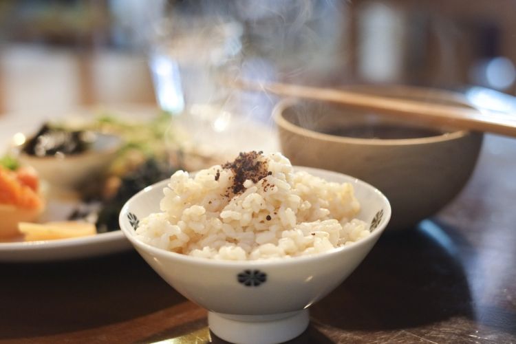 玄米が主食の食卓風景